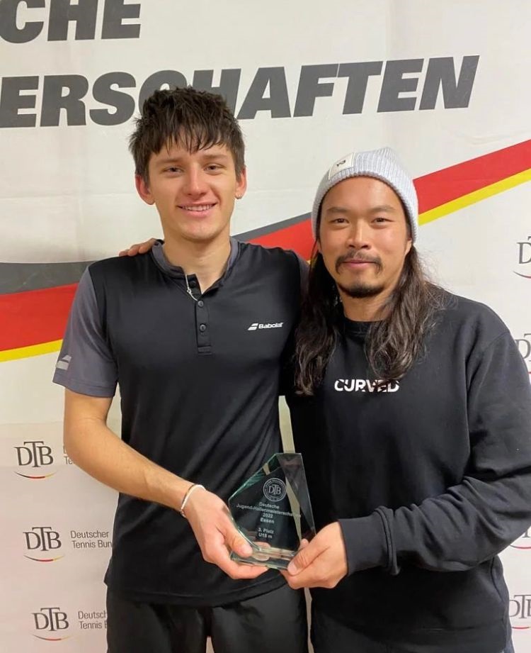 Lenn (links) beim Siegerfoto mit seinem Coach Binh